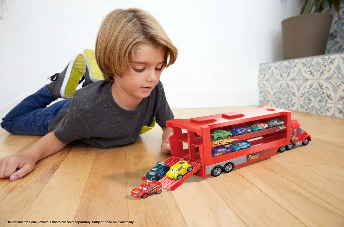 Mattel Disney Pixar CARS - Mack Mini Racers Trasportatore, include mini veicolo die-cast di Saetta McQueen, trasporta fino a 18 mini veicoli da corsa, giocattolo per bambini, 4+ anni, GNW34