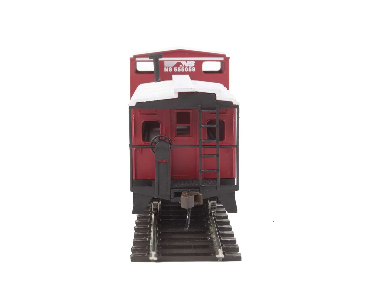 Walthers Trainline - Caboosa a visione ampia, pronta per l'esecuzione, Norfolk Southern (rosso, bianco) 931-1527 HO Scale Model Railroad - Modello merci