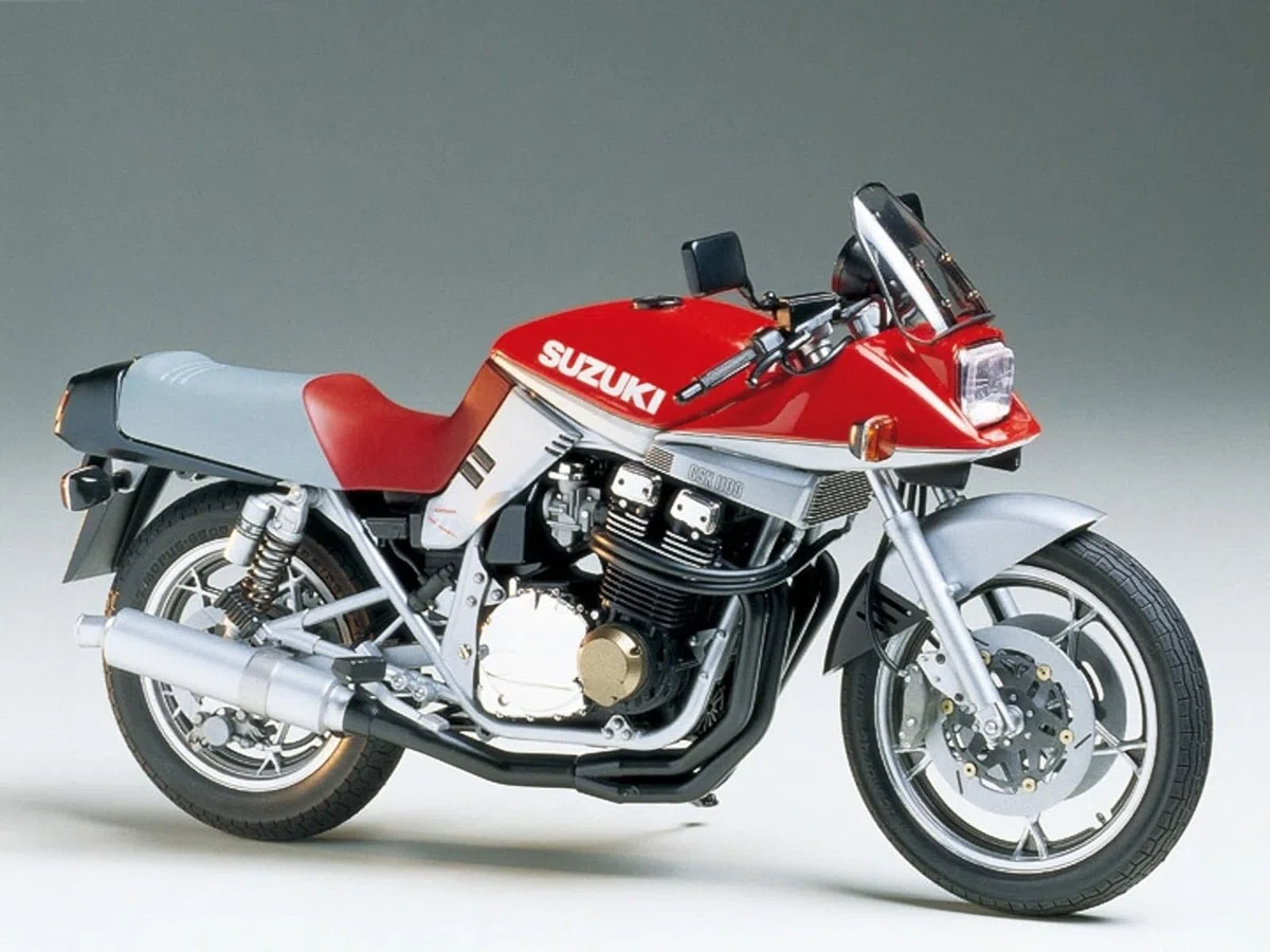 Tamiya 300014065-1:12 Suzuki GSX1100 Katana Custom Tuned, Rosso, Nero, Argento