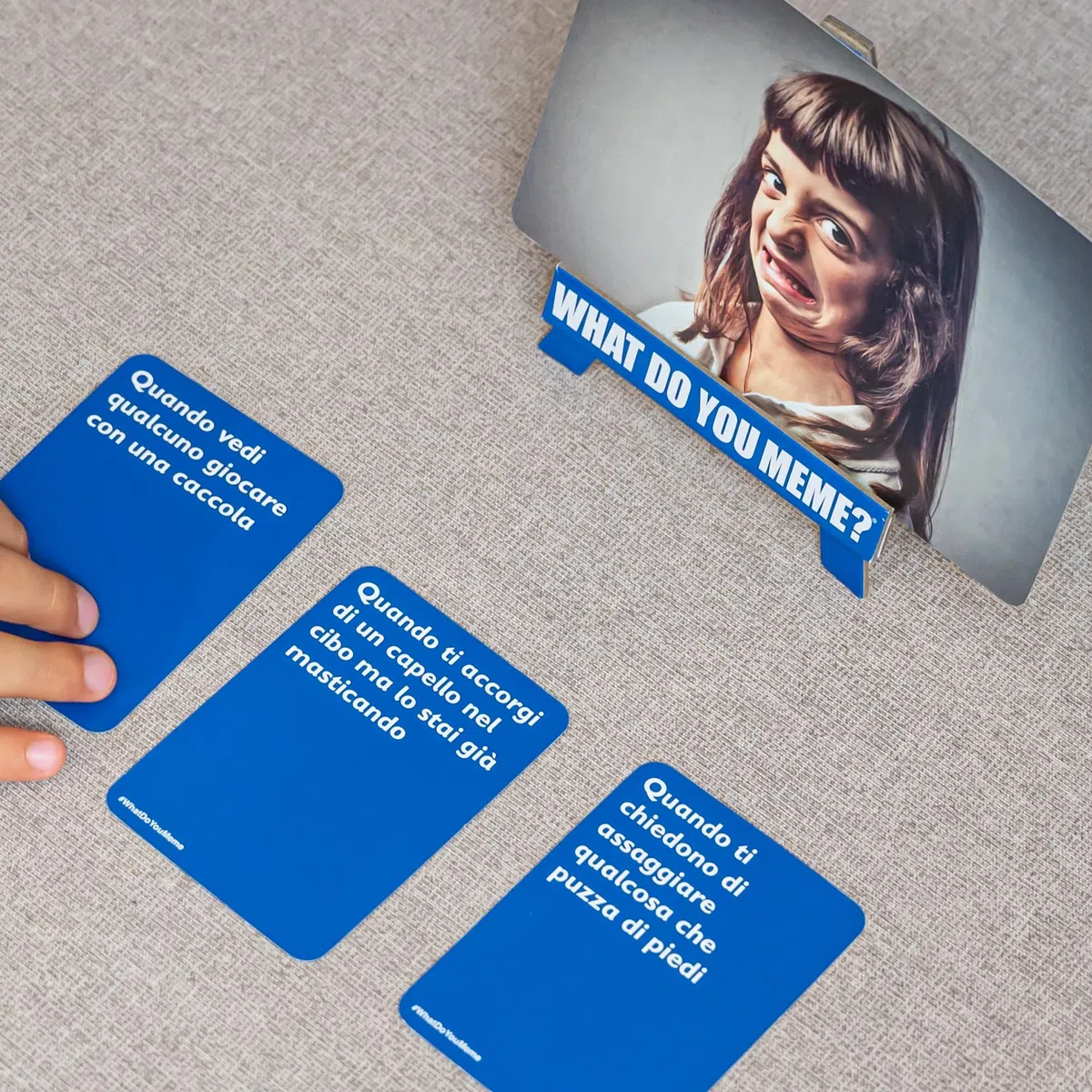 YAS Games - What Do You Meme Family - L'unico in Italiano - Party Game per 3 o più giocatori dagli 8 anni in su