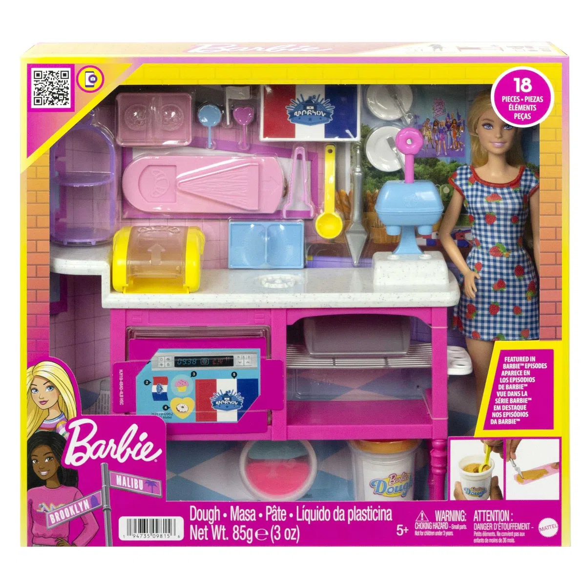 Barbie - Siamo in Due Playset Caffetteria con bambola "Malibu" e 18 accessori a tema pasticceria, tra cui pasta da modellare e stampi, Giocattolo per Bambini 5+ Anni, HJY19