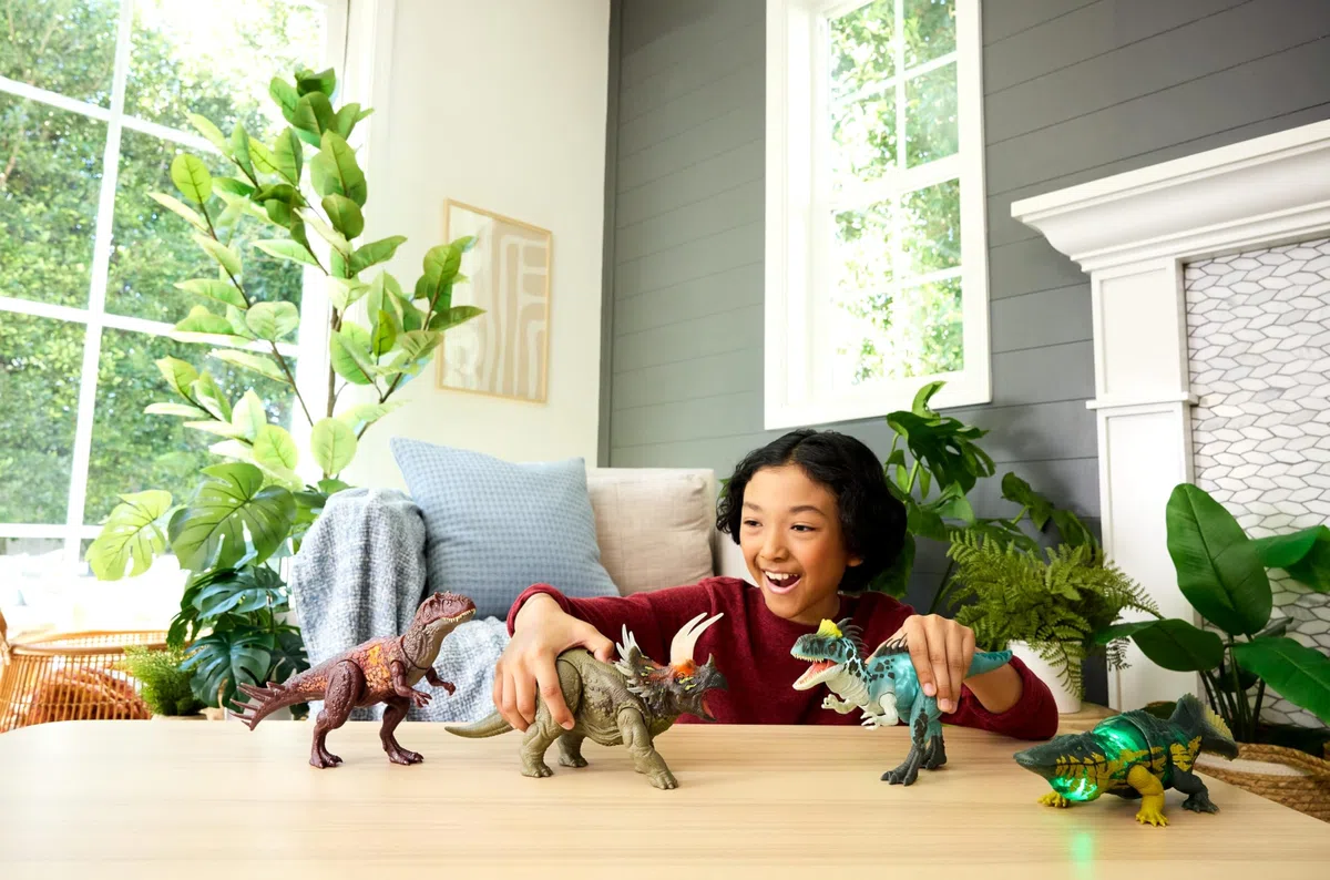 Mattel Jurassic World - Cryolophosaurus Ruggito Selvaggio, dinosauro snodato con luci e suoni, premi il tasto e attiva ruggiti feroci e mosse d'attacco feroci, JKL80