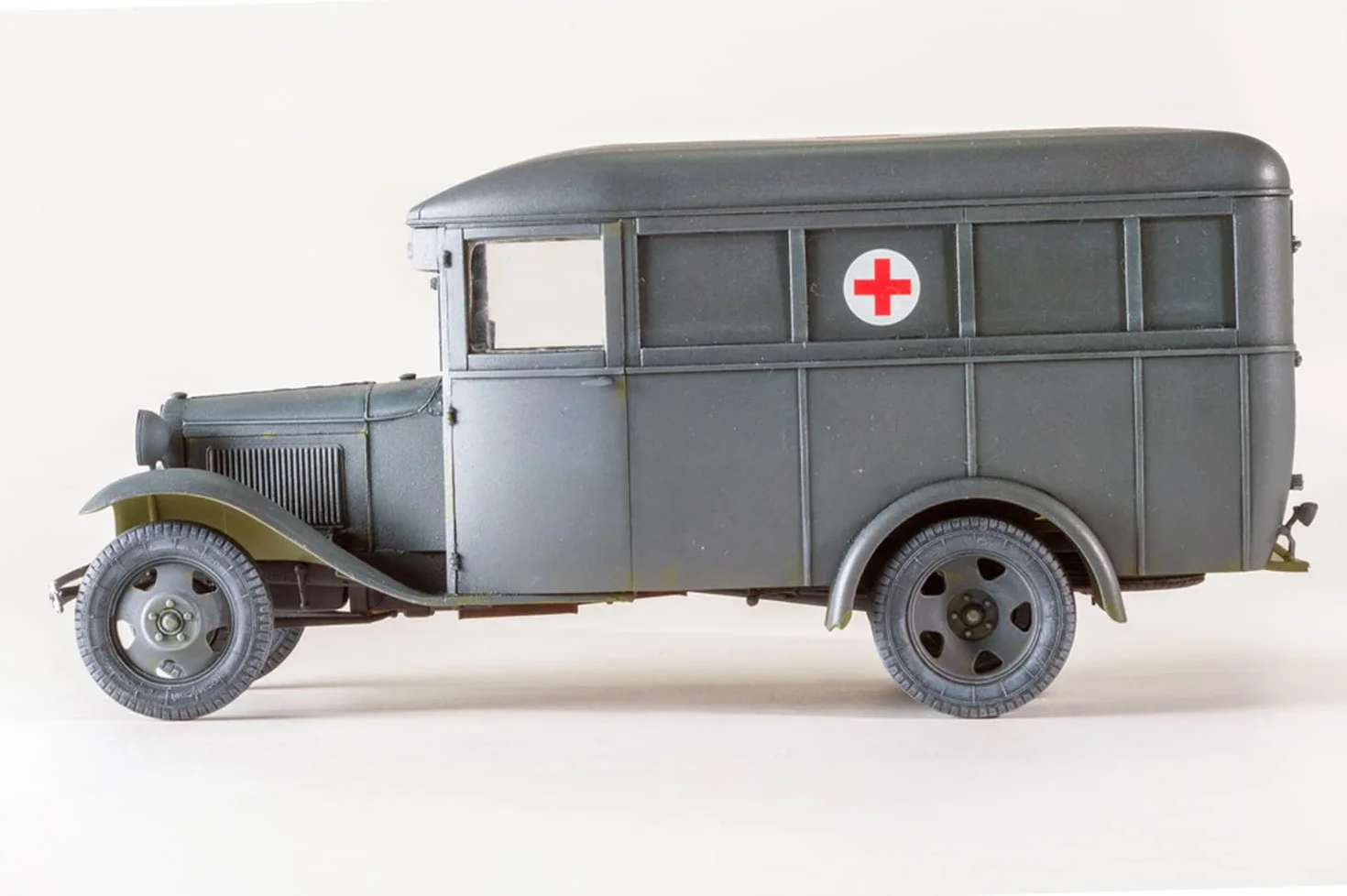 Miniart Scala 1:35 "GAZ 03-30" Ambulanza-Kit per modellismo, in plastica, Colore: Grigio