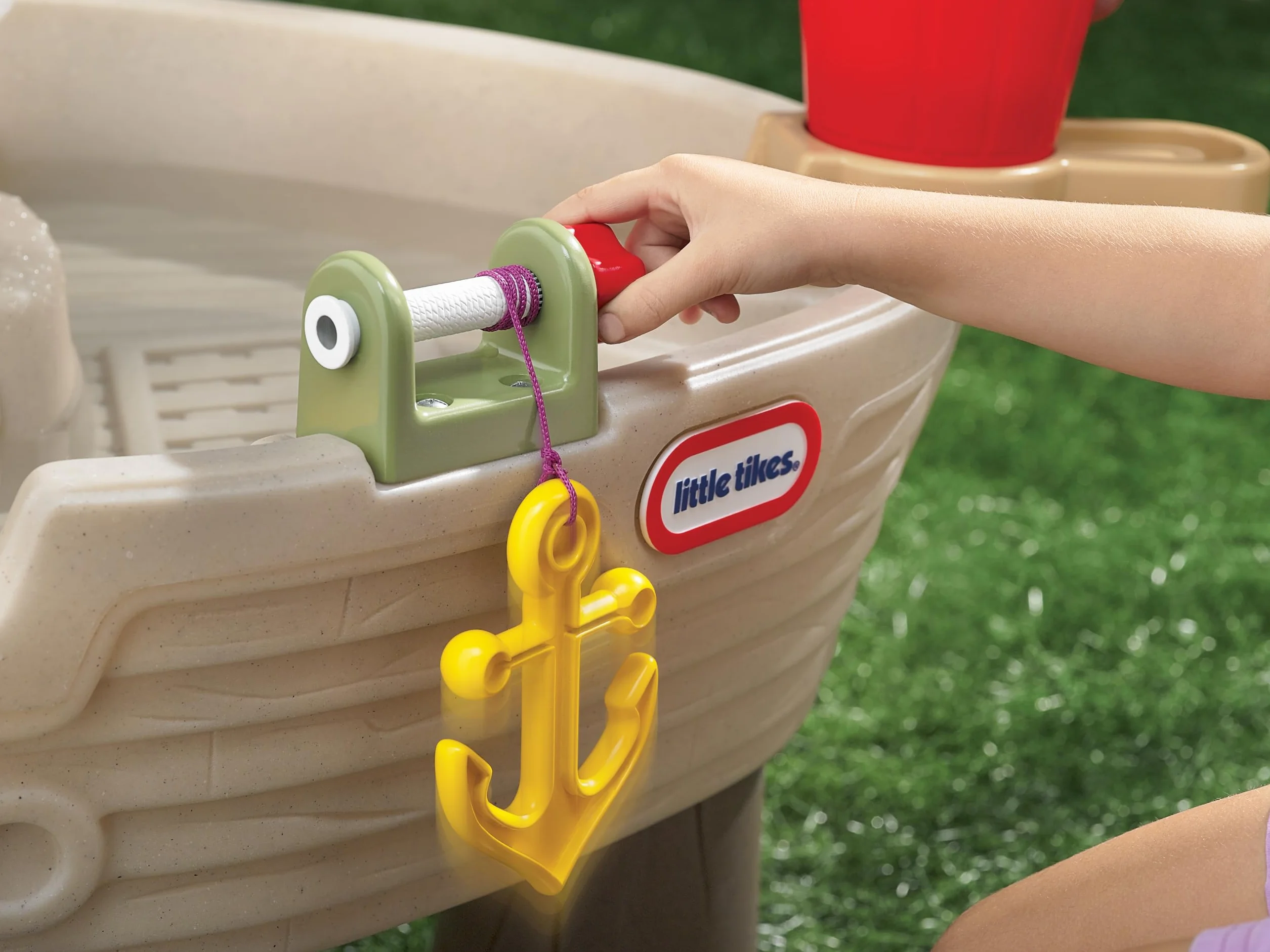 Little Tikes Anchors Away Pirate Ship - Tavolo da Gioco Acquatico con Cannone, centrifuga e Spruzzi, incoraggia Il Gioco Creativo, età 3-10 Anni