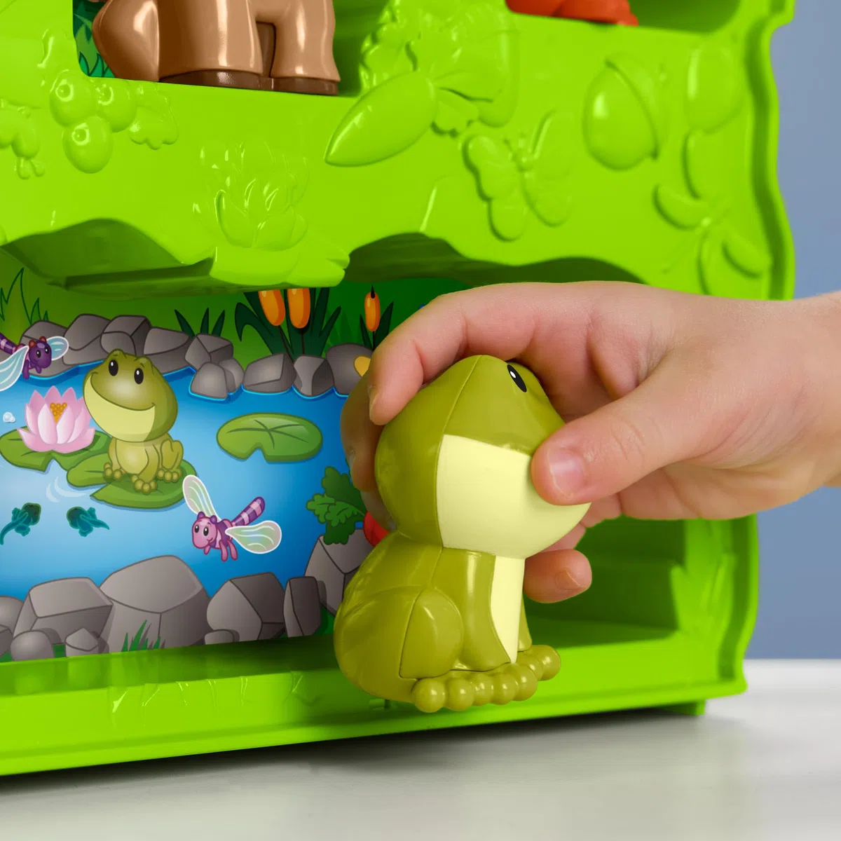 Fisher-Price Little People - Valigetta Gli Amici del Bosco, Set con 8 Animali a Tema Bosco in Una Valigetta Portatile a Forma di Albero, Giocattolo per Bambini, 1+ Anni, HWB29