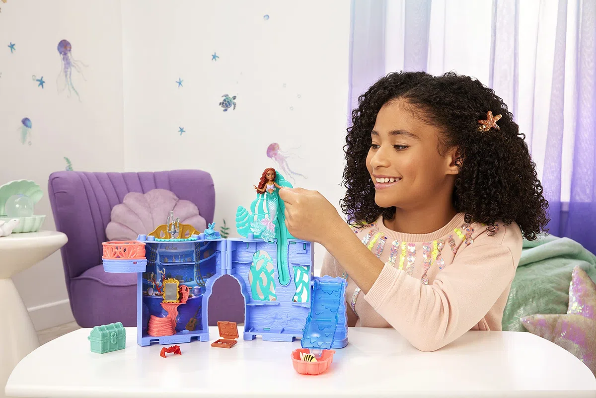 Mattel Disney La Sirenetta - Set C Grotta di Ariel, playset impilabile con mini bambola Ariel, personaggi Flounder e Sebastian e 10+ accessori inclusi, giocattolo per bambini, 3+ anni, HPL54