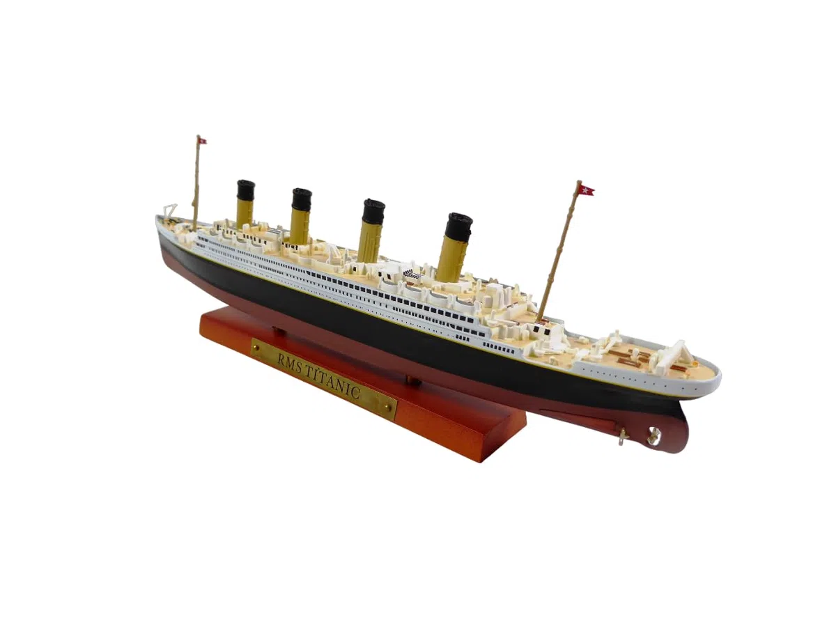 OPO 10 - Lotto di 2 Oggetti da Collezione del Famoso transatlantico RMS Titanic: Nave + Targa Decorativa