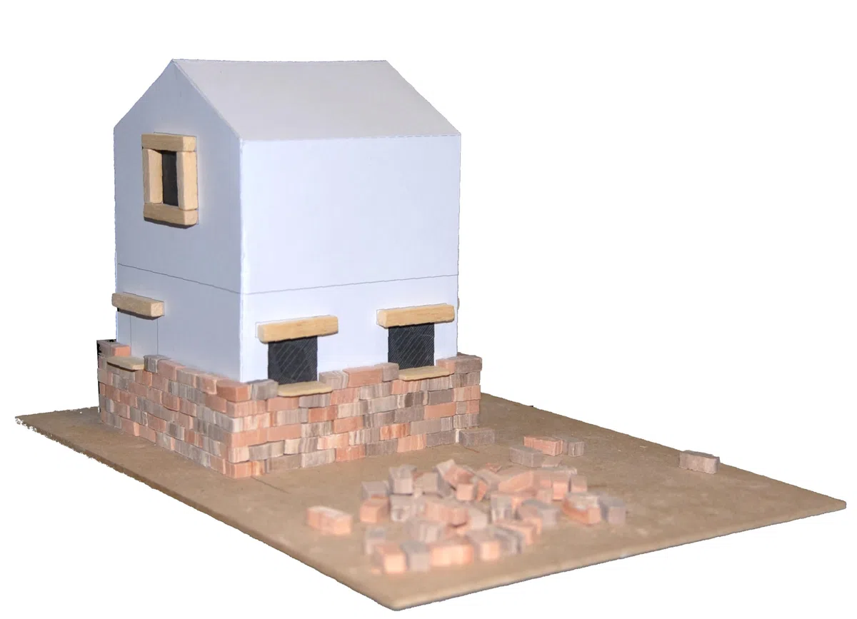 DOMUS KITS Casa Trentina,Kit di montaggio in legno e mattoncini, assemblaggio necessario, scala 1:50