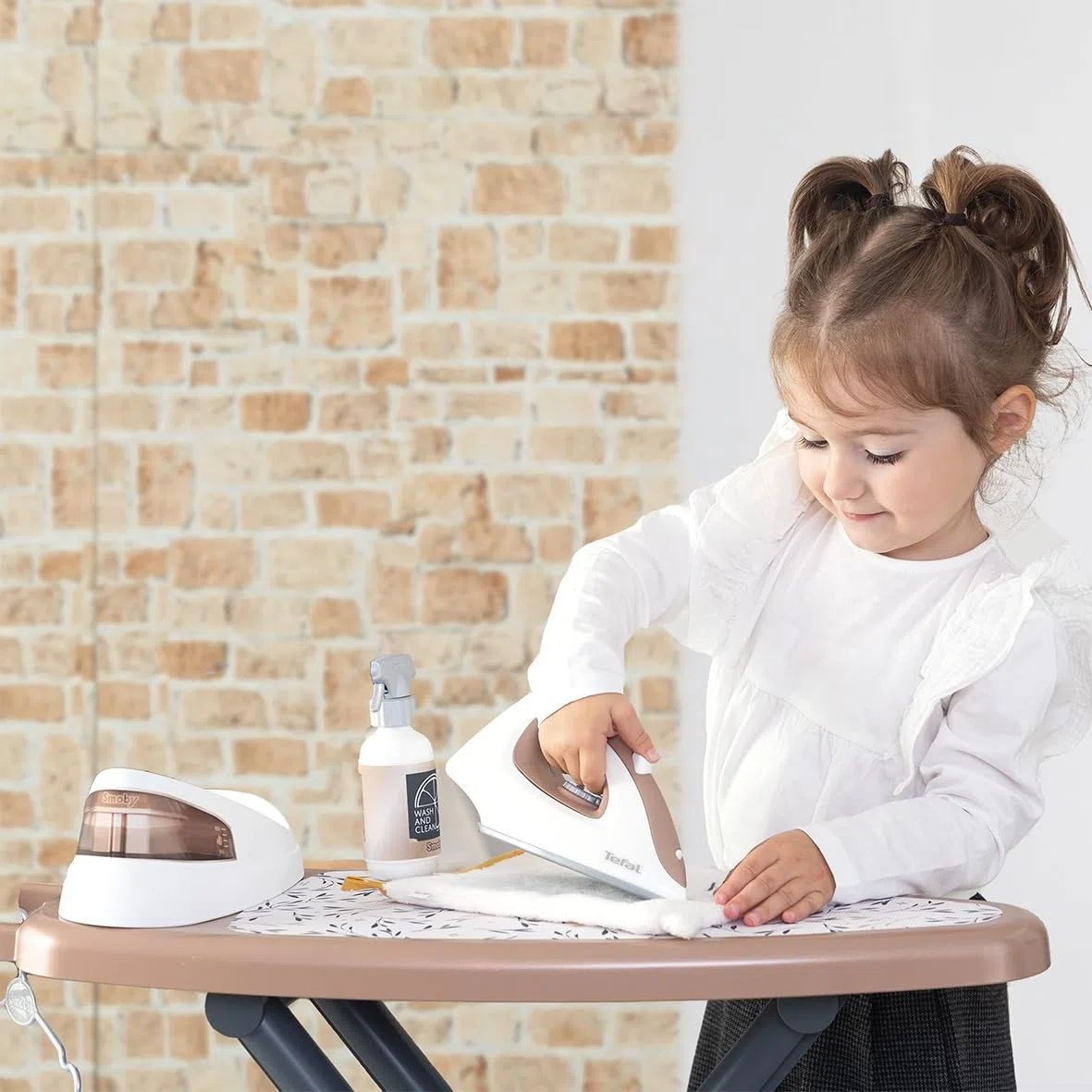 Smoby - Tefal - Asse da stiro + generatore di vapore - Biberon, grucce, mollette incluse - Dai 3 anni - Prodotto in Francia