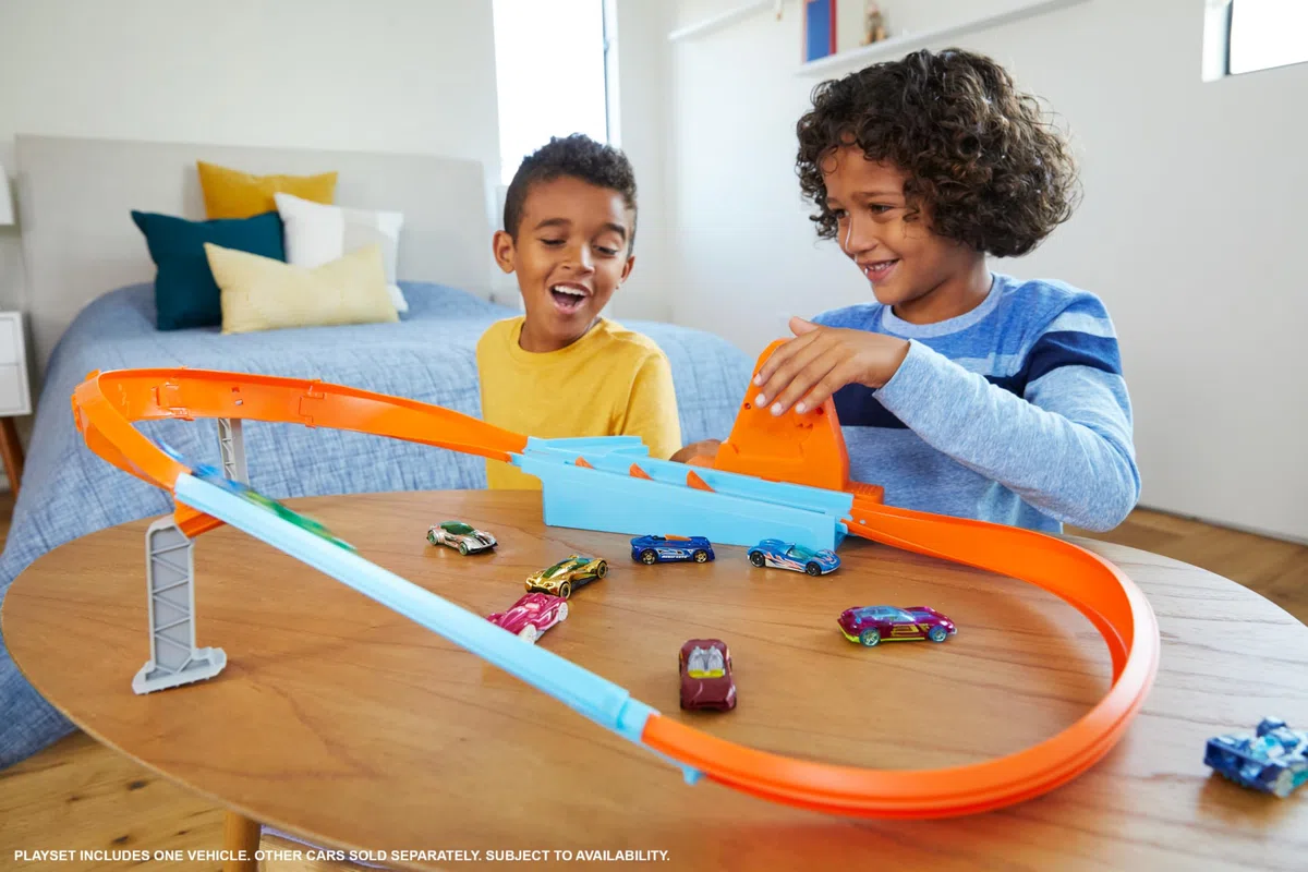 Hot Wheels, Playset Pista Sfida di velocità e Curva Estrema con Macchinina, Giocattolo per Bambini 4+ Anni, GJM75