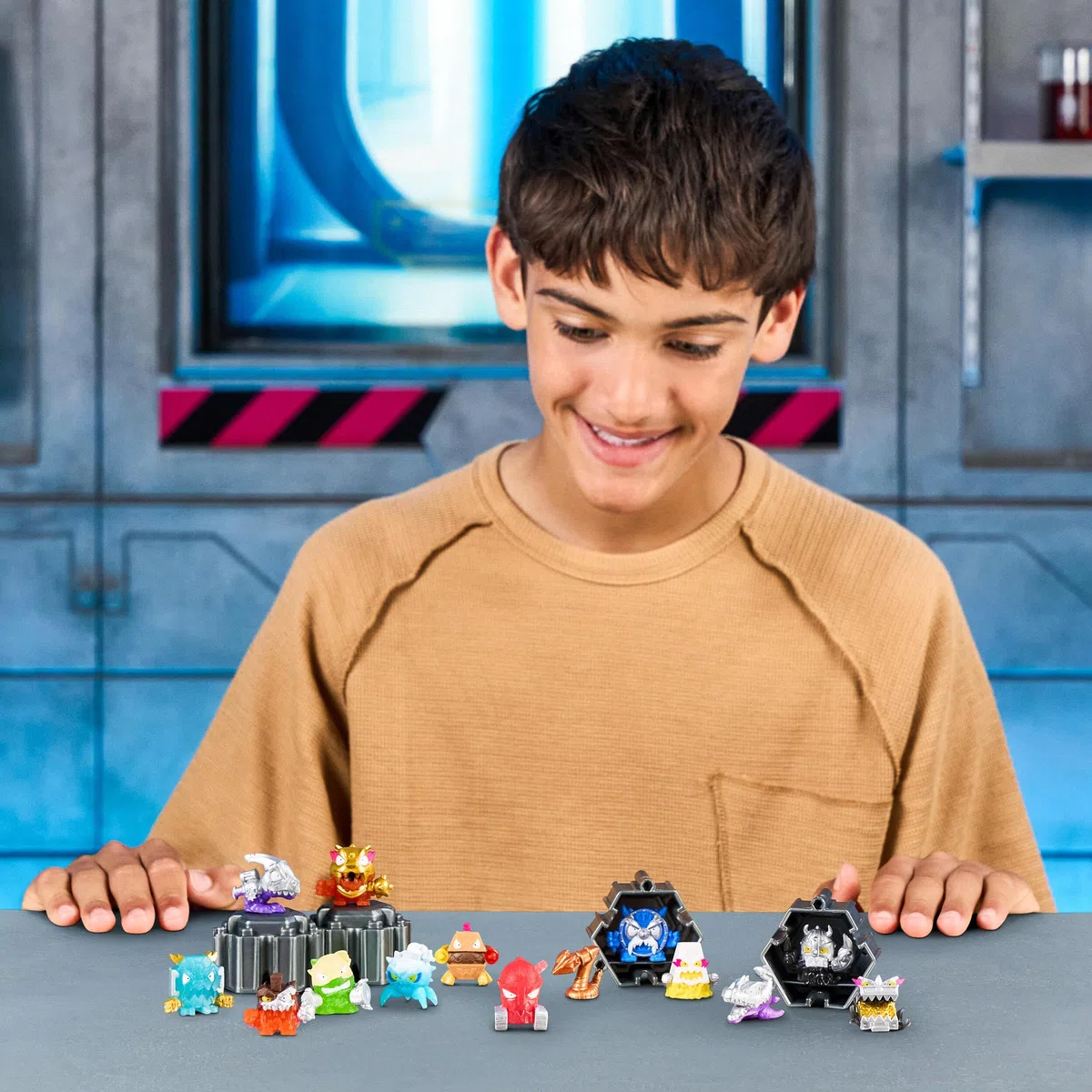MrBeast Lab Swarms Battle Fusion Series Mega Lab Pack - Include 14 Micro Beasts con lancia serpente ultra rara, 80+ da raccogliere, adesivi e tappi Fusion impilabili per esposizione