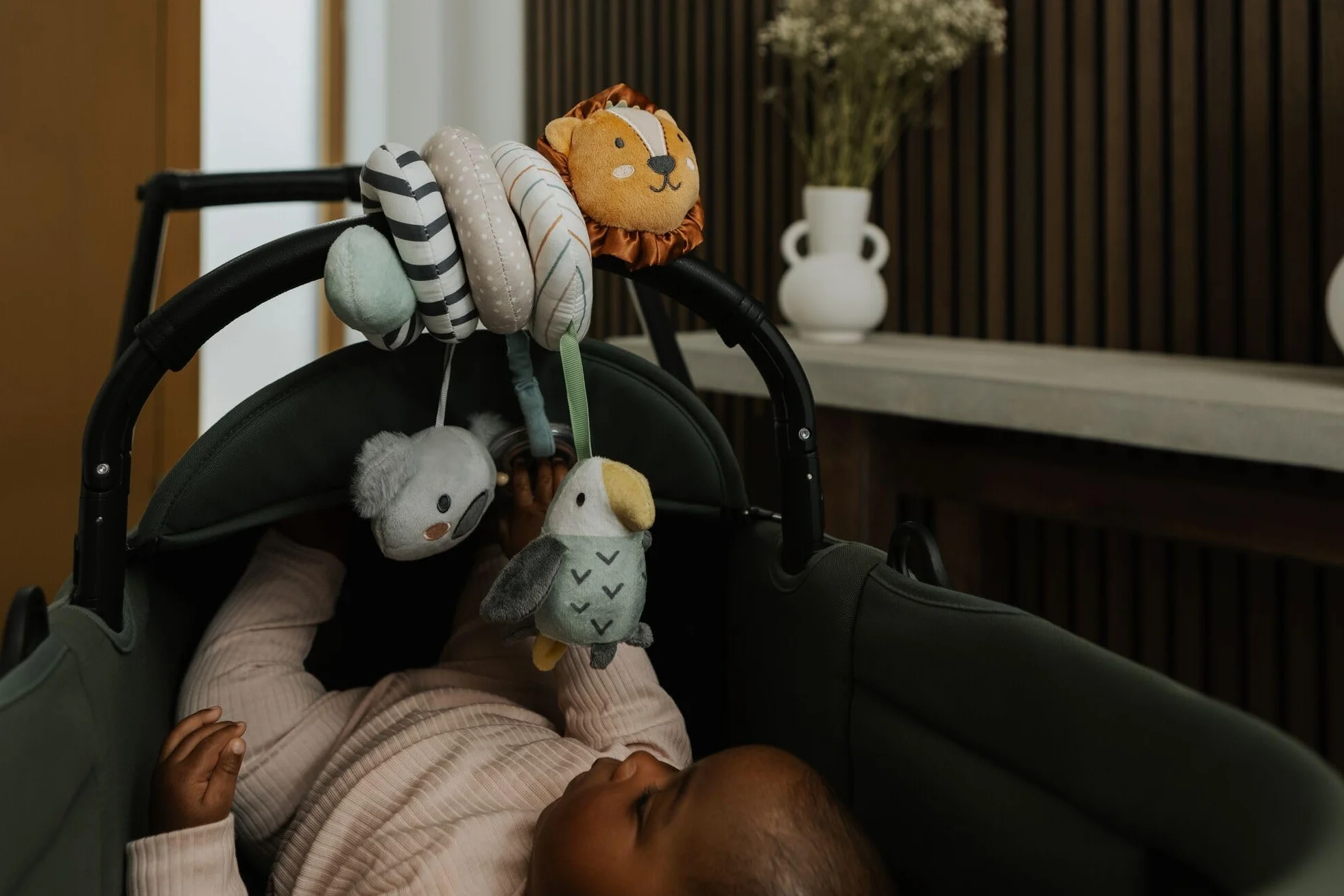 Nuby Spirale delle Attività – Avventura Animale Peluche – Giocattolo Interattivo per Passeggino – Da Attaccare al Passeggino, Seggiolino Auto, Lettino – Regalo di Nascita per Bambina e Bambino Neonato