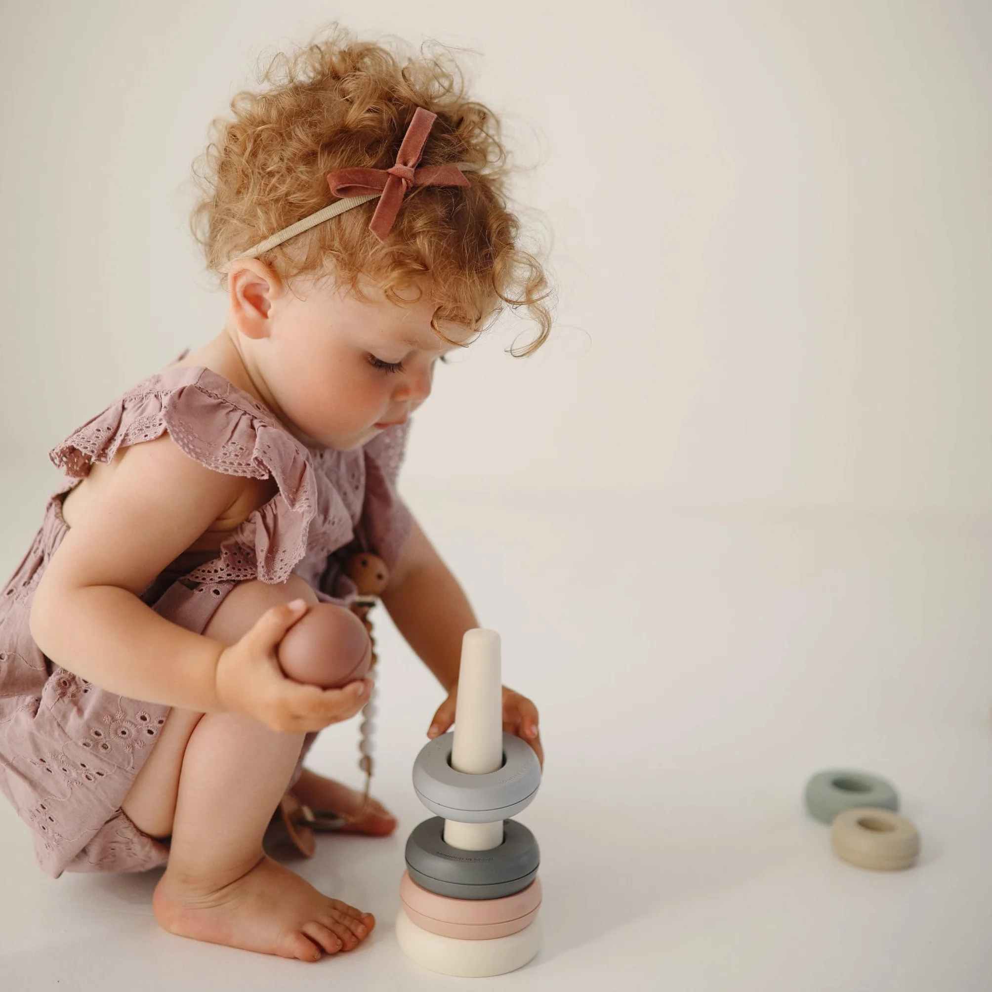 mushie Mushi Giocattolo per lo Sviluppo di Anelli Impilabili | Accessori Sicuri e di Alta Qualità per bambini, Ragazzi e Ragazze | Senza BPA | Giocattolo Educativo per Bambini 0-3 Anni | Original