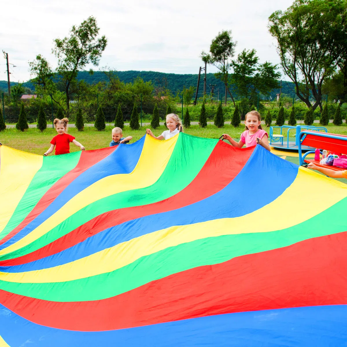 THE TWIDDLERS XXL Grande Paracadute Arcobaleno con 24 Manici per Bambini - 6m - Ottimo Come Gioco di Gruppo