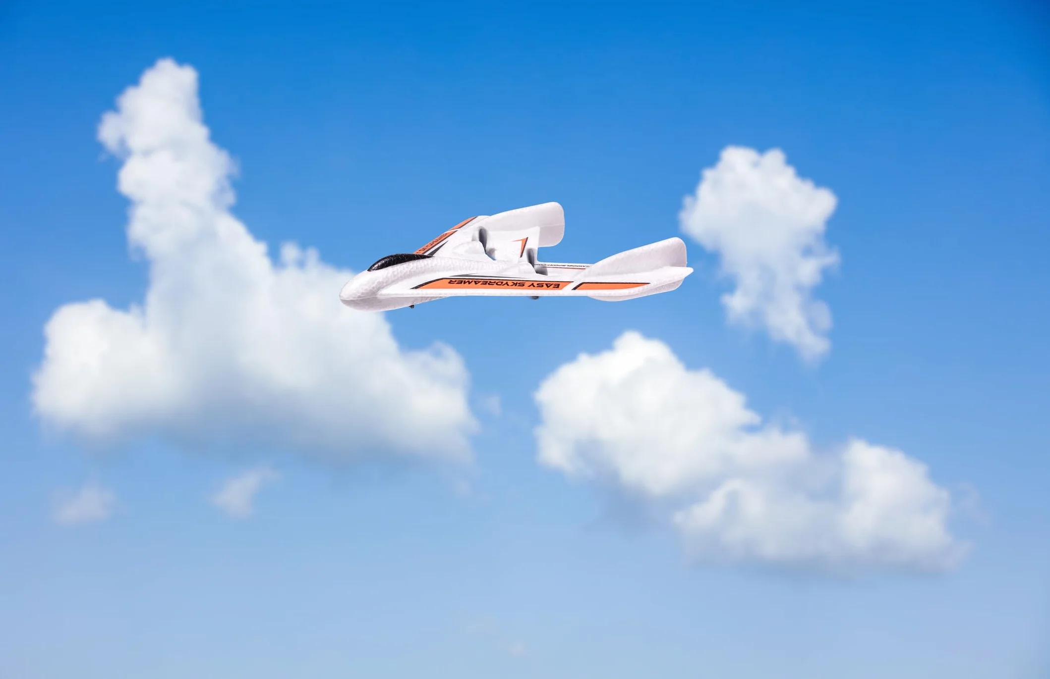 Carson 500505036 Easy Skydreamer 2.4G 100% RTF arancione - aeromodello telecomandato, aereo RC, robusto modello RTF (Ready to Fly) per principianti, incluse batterie e telecomando