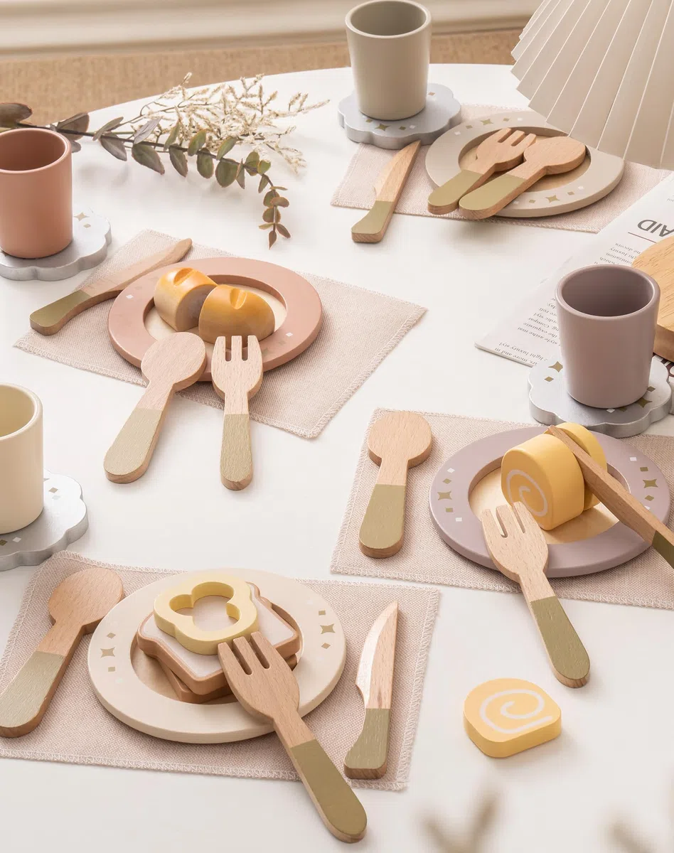 ROBOTIME Set di stoviglie in legno 29 pezzi per bambini, 4 set di piatti colorati, per giochi di ruolo, accessori da cucina Montessori, regalo e per bambine e bambini