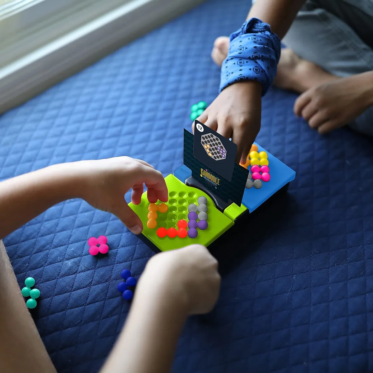 Learning Resources Kanoodle Testa a Testa, 7+ Anni, Gioco di Puzzle Logico per 2 Giocatori con 80 Sfide, Divertimento e Problem Solving