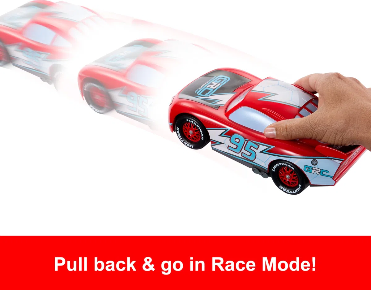 Mattel CARS - Saetta McQueen Corsa Globale Derapa e Sfreccia, veicolo con interruttore e 2 modalità rettilineo e sfreccia, 4 coni per realizzare la pista, giocattolo per bambini, 3+ anni, HXJ34