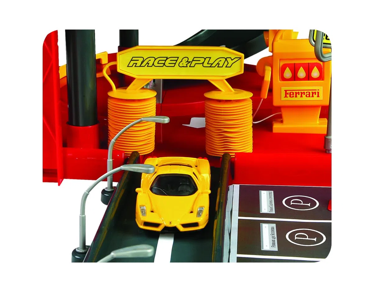 Bburago 15631204 - Parcheggio Ferrari incl 2 auto 1:43