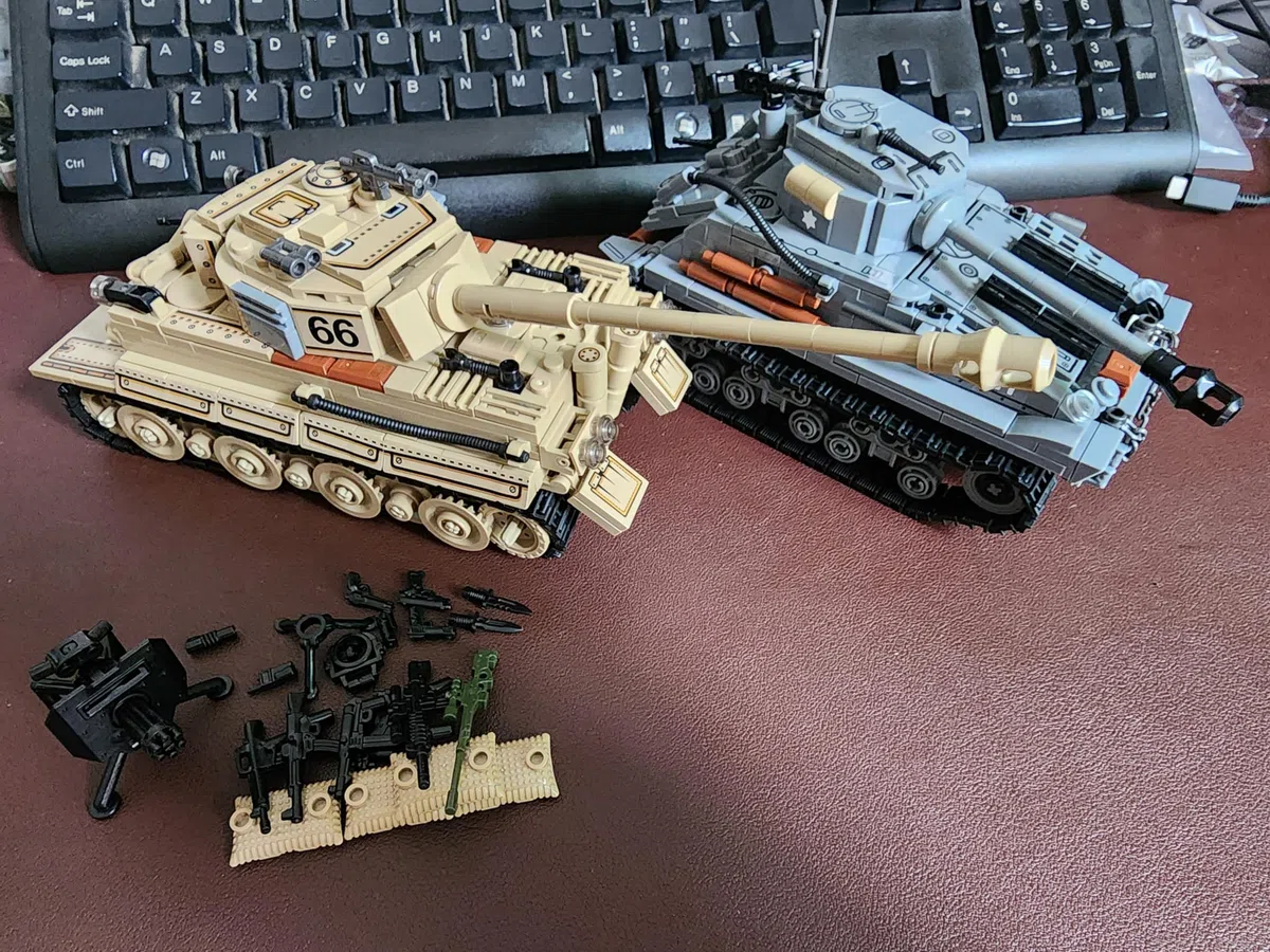 Kit di Costruzione Giocattolo di Carri Armati dell'Esercito WW2 di Cattle, Un Tiger Tedesco e un Modello di Carro Armanto M4 Sherman Americano 1184 Blocchi Giocattolo Militare Regalo per Ragazzi