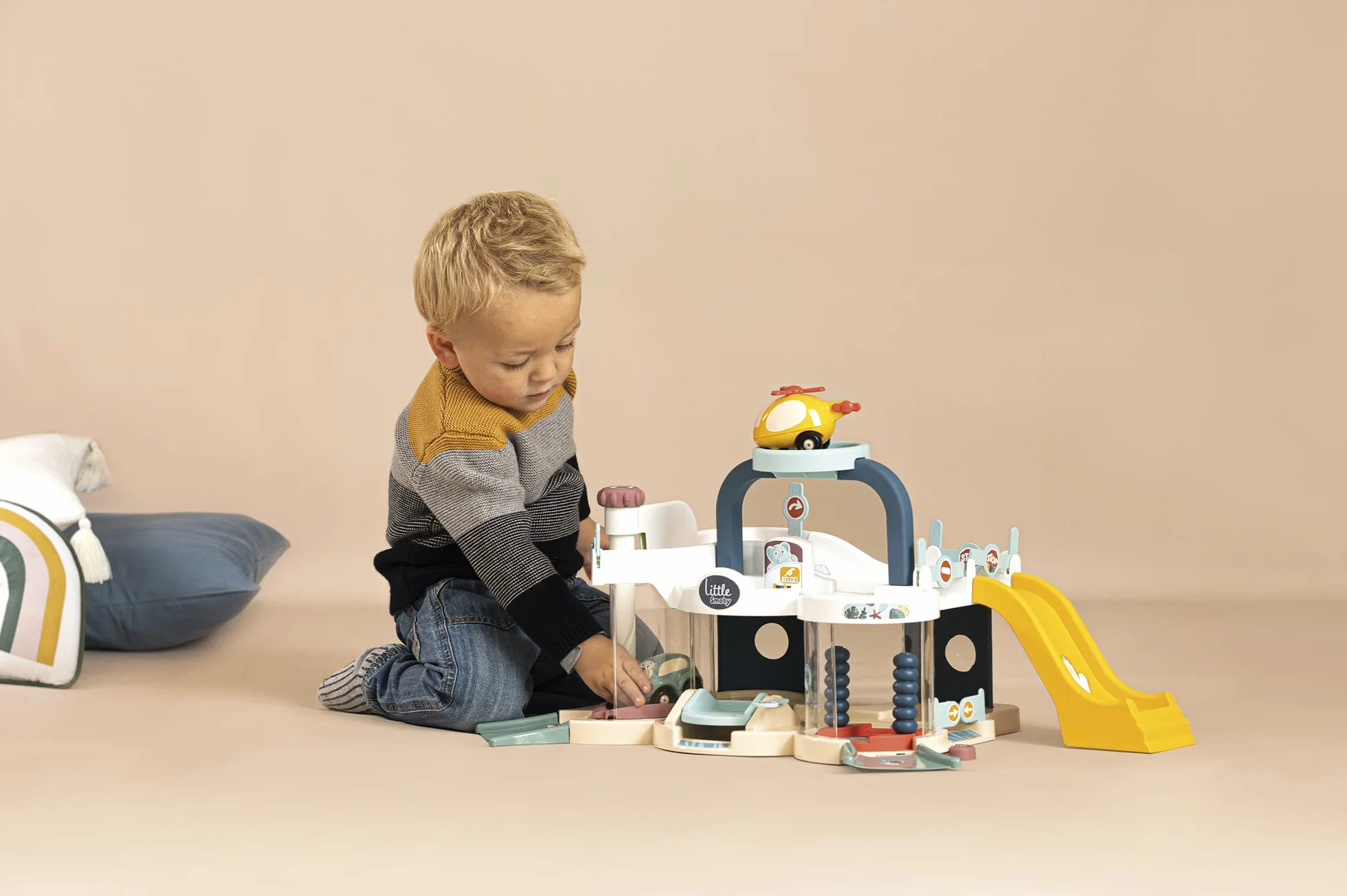 Smoby Little Smoby Primo Garage, 7600140202, +18 Mesi, Tante Attività per i Piccoli, un'Auto Inclusa