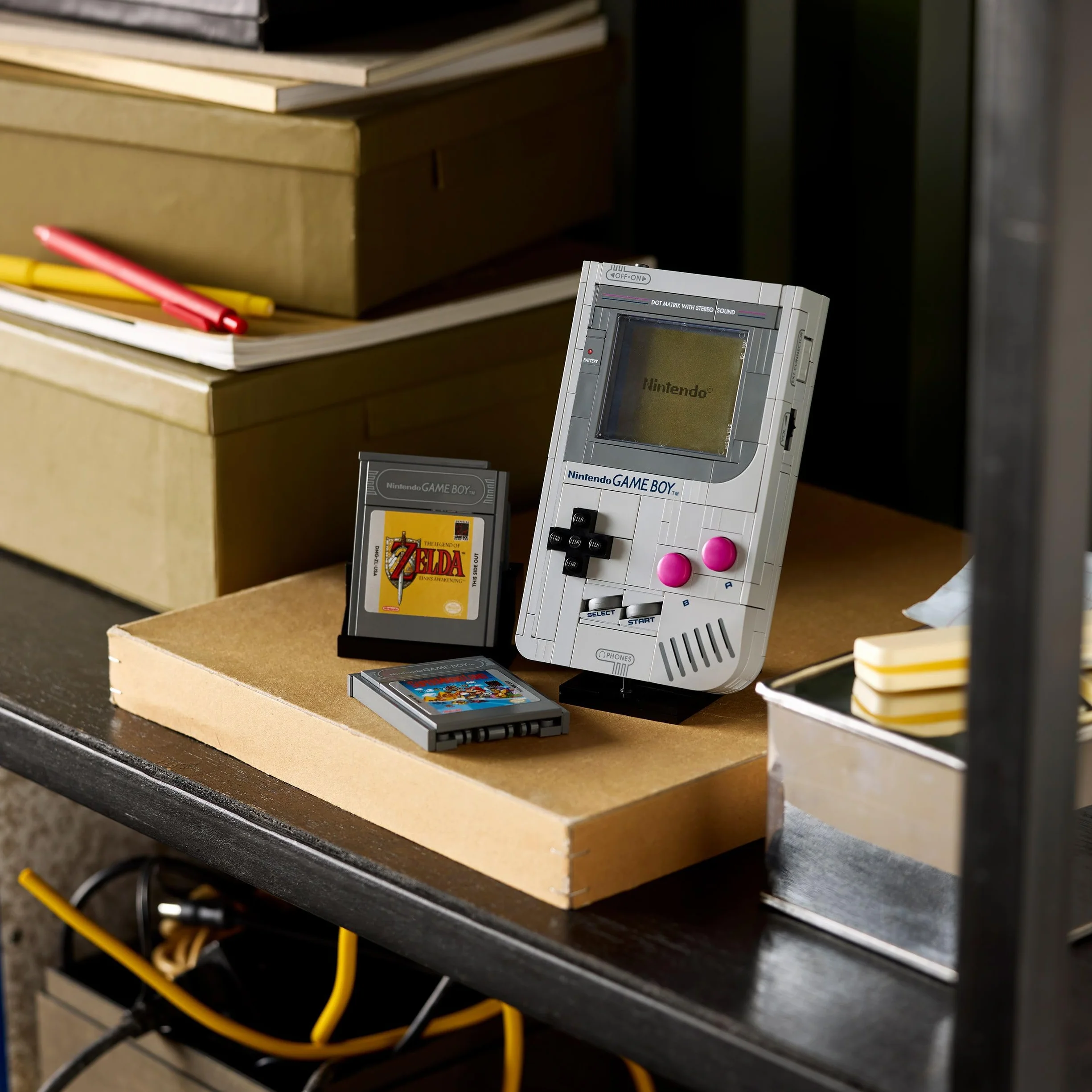 LEGO Super Mario Game Boy Set da Costruzione per Adulti - Modello da Esposizione Nintendo con 2 Cartucce con Schermi Lenticolari Incluso Zelda e Stand - Regalo Retrò per i Fan dei Videogiochi - 72046