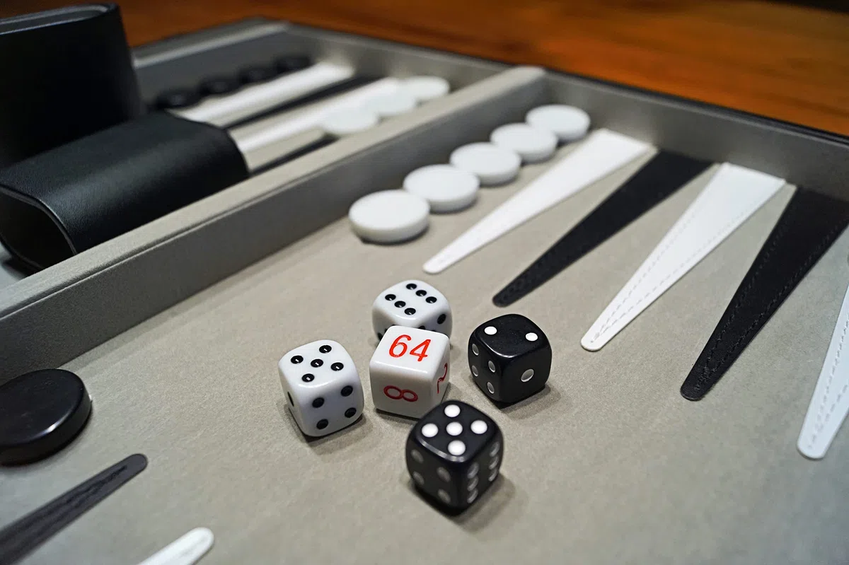 Attaché Case Backgammon Game - Set da backgammon in finta pelle con rivestimento interno in feltro pregiato - 48 x 38 cm - inclusi i bicchieri per i dadi