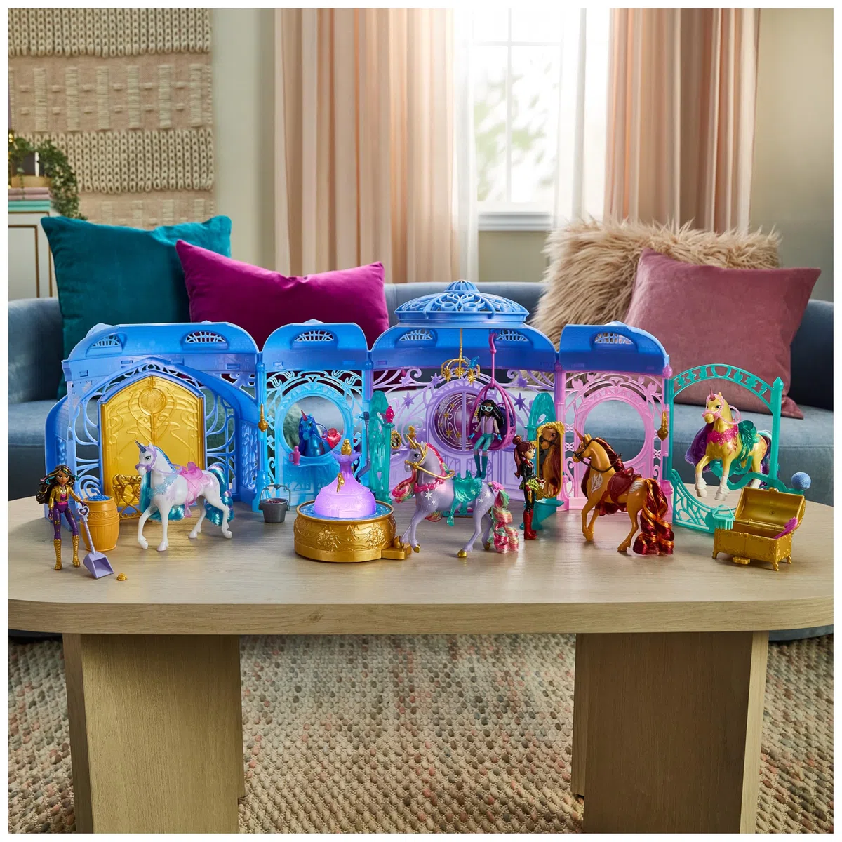 Unicorn Academy, Starglow Fountain & Stable Playset con Wildstar, luci e suoni, 24 accessori, bambole e unicorni giocattolo per bambine dai 4 anni in su