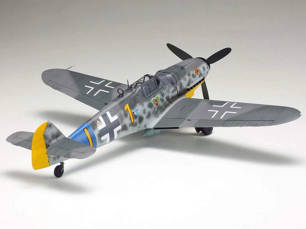 TAMIYA 25204 1:48 Dt. BF109 G-6 & camion 82 - Modellino di modello, kit di montaggio in plastica, riproduzione dettagliata