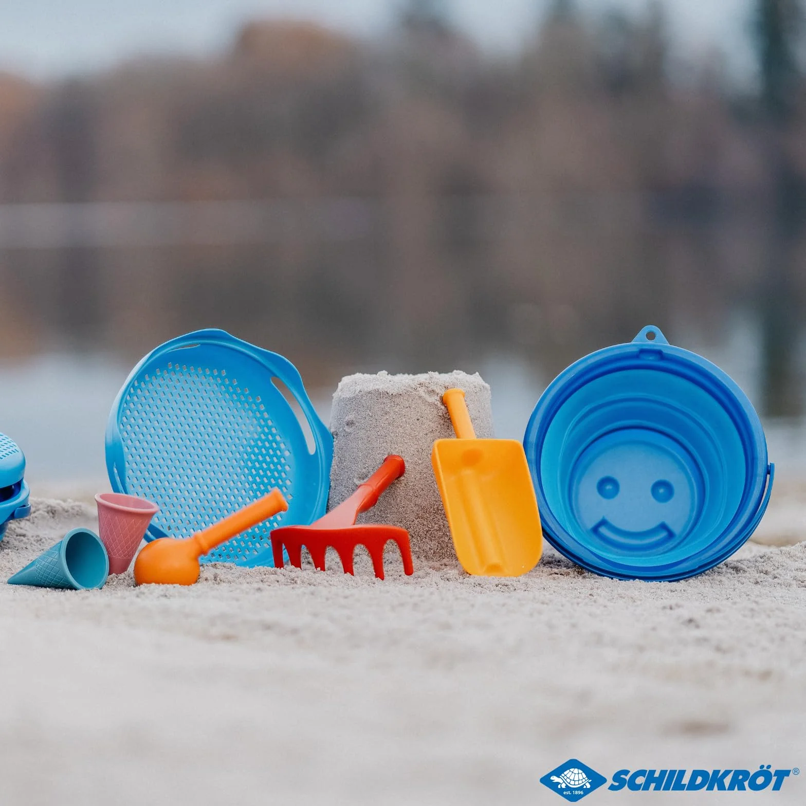 Schildkröt 7in1 Set da Gioco di Sabbia, Innovativo, Compatto e Salvaspazio, Secchio Pieghevole da 3 Litri con 6 Giochi di Sabbia per Scavare, Modellare, Setacciare e Rastrellare, 970244
