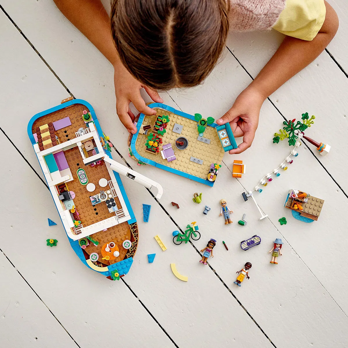 LEGO 41702 Friends La Peniche, Giocattolo Barca per Bambini dai 7 Anni con Giardino, 4 Mini Bambole, Figure Animali, Set Natura