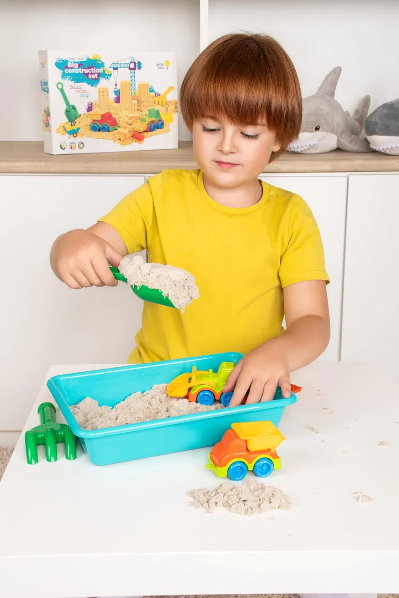 Genio Kids Set Sabbia Magica Costruzione - 1 kg di Sabbia per Bambini con Camion e Escavatore, Sabbiera e Accessori, Gioco Creativo e Sensoriale, Regalo per Bambini 3 4 5 6 7 8 Anni