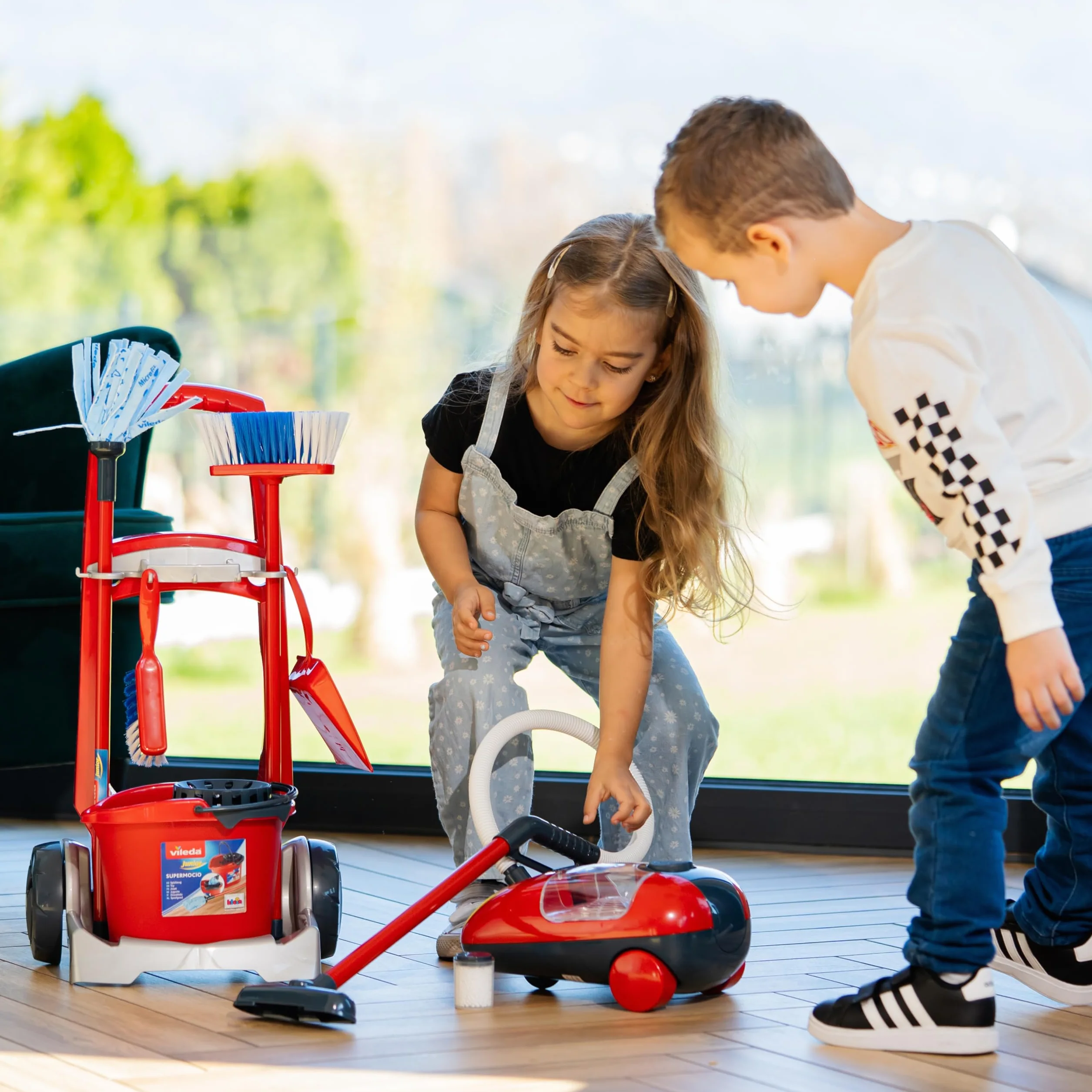 Theo Klein 6742 Carrello delle Pulizie Vileda con Scopa, mocio, Secchio e Molto Altro, con aspirapolvere a batterie con Funzione di aspirazione e Sonora, Giocattolo per Bambini a Partire dai 3 Anni