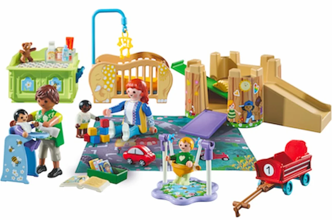 PLAYMOBIL MyLife Promo Pack 71649 Area giochi dell'asilo, con cinque personaggi, torre gioco, scivolo e tanti accessori adorabili, giocattolo per bambini dai 4 anni in su