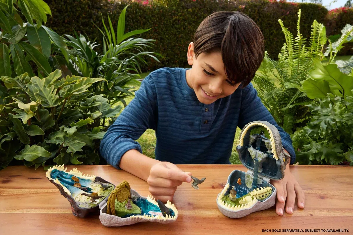Mattel Jurassic World La Rinascita Micro Avventure, playset con testa di Spinosauro che si apre con 4 funzionalità interattive, 3 micro personaggi, dinosauro giocattolo, JGB98