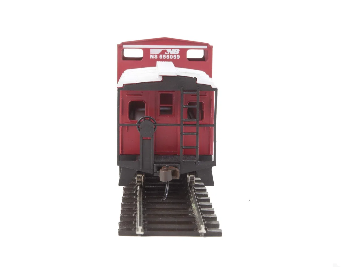 Walthers Trainline - Caboosa a visione ampia, pronta per l'esecuzione, Norfolk Southern (rosso, bianco) 931-1527 HO Scale Model Railroad - Modello merci