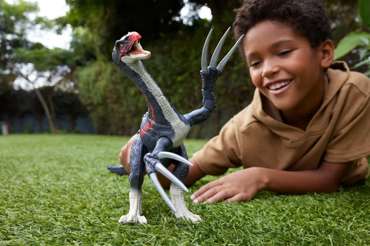 Mattel Jurassic World - Terizinosauro Attacca e Ruggisci, dinosauro con azione d'attacco, ruggito ed effetti sonori, ispirato alla serie Teoria del Caos, giocattolo per bambini, 4+ anni, JCG17