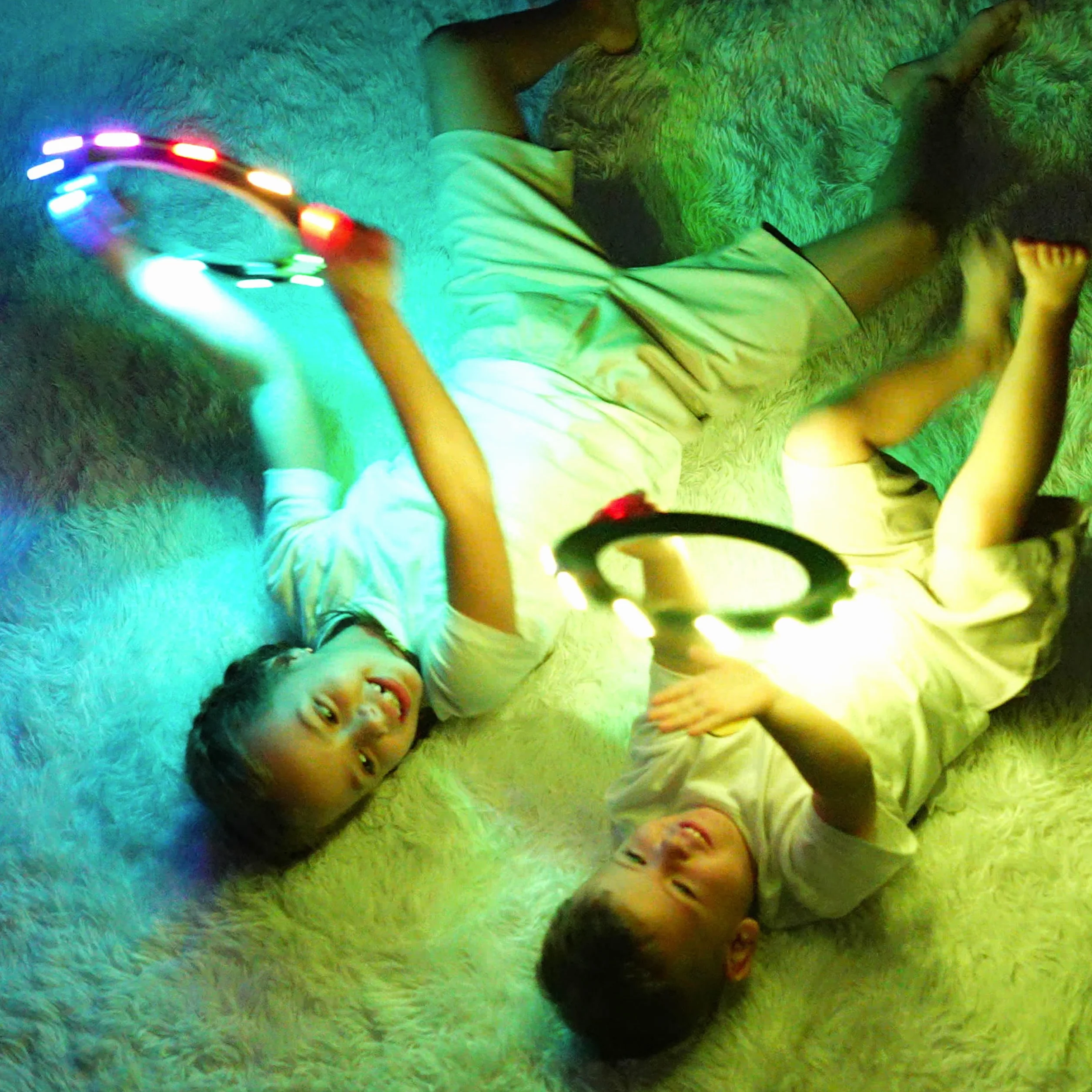 TOSY Flying Ring - 16 milioni di colori RGB o 12 LED, luminoso, modalità smarrimento, accensione automatica, impermeabile, frisbee leggero, regalo di compleanno e di Natale per ragazzo/ragazza/bambino