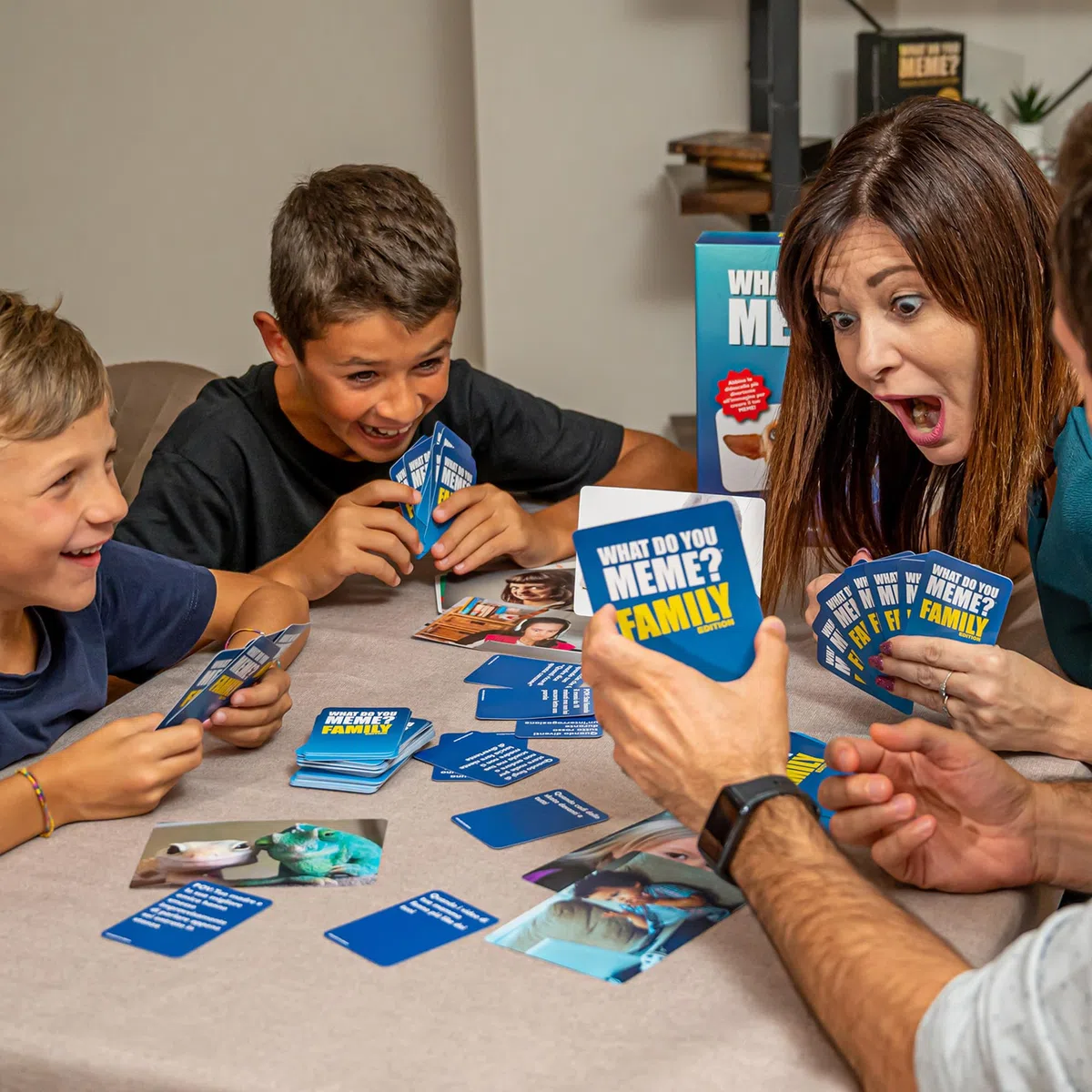 YAS Games - What Do You Meme Family - L'unico in Italiano - Party Game per 3 o più giocatori dagli 8 anni in su