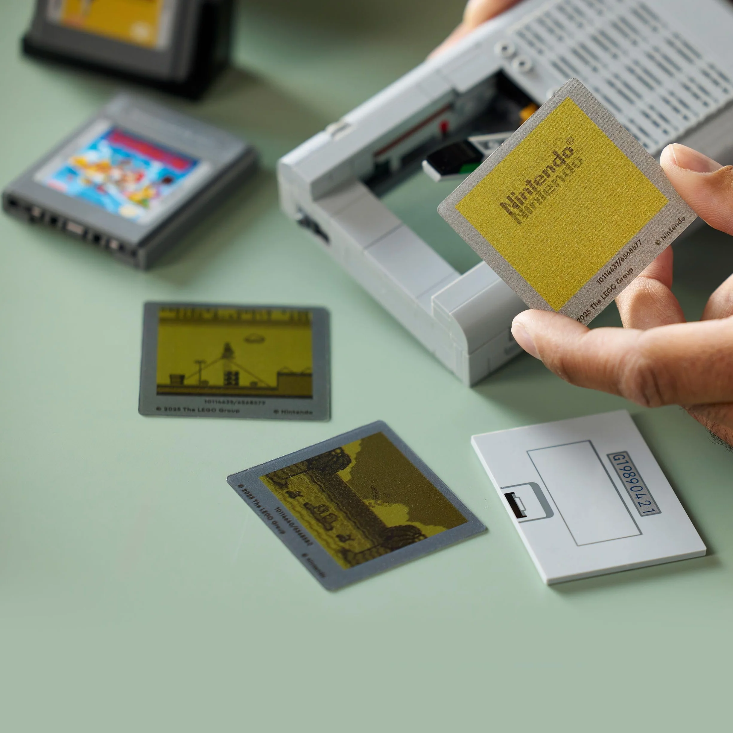 LEGO Super Mario Game Boy Set da Costruzione per Adulti - Modello da Esposizione Nintendo con 2 Cartucce con Schermi Lenticolari Incluso Zelda e Stand - Regalo Retrò per i Fan dei Videogiochi - 72046