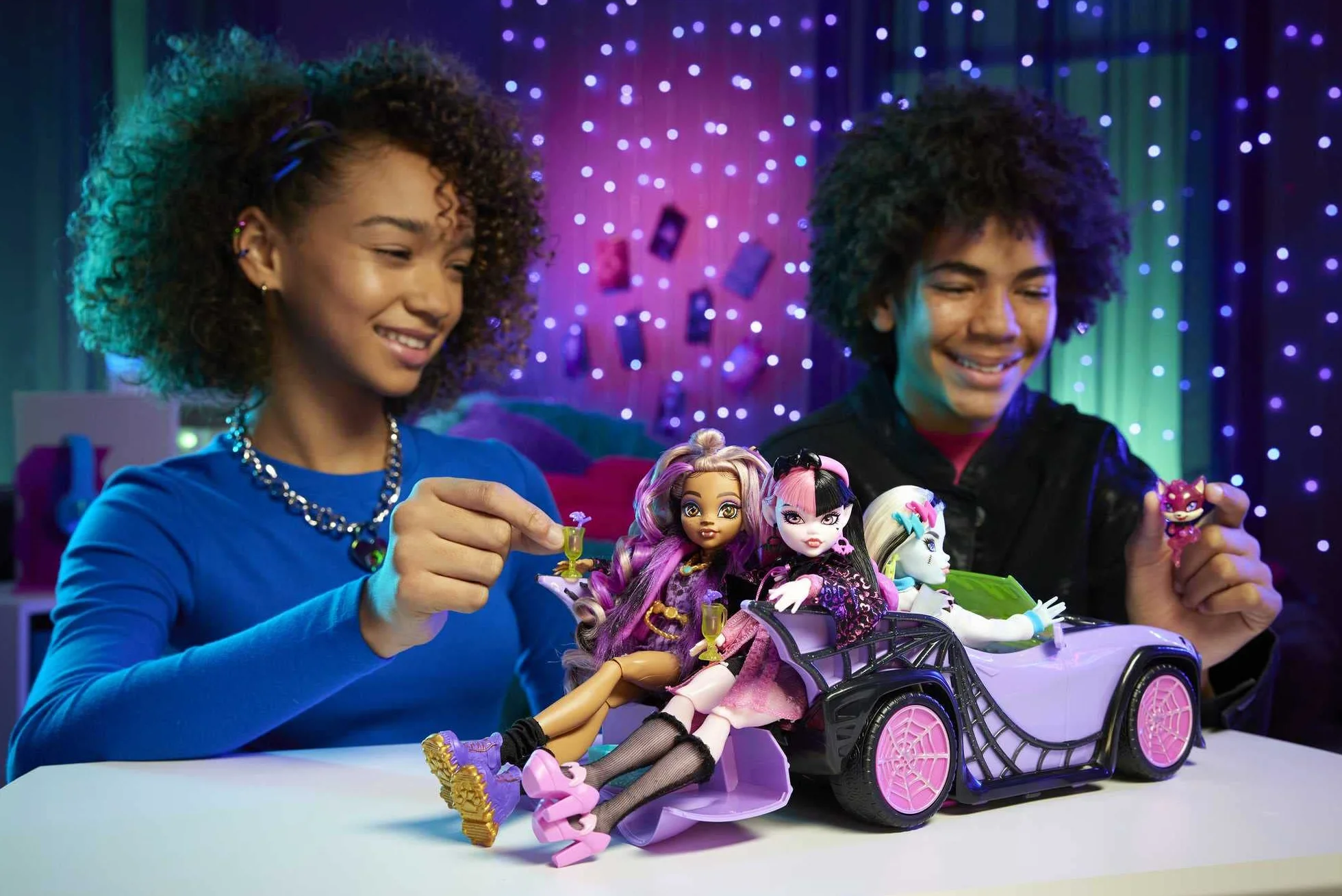 Monster High - Mostromobile, macchina giocattolo con animale, accessorio e ghiacciaia portatile, cabrio viola con dettagli a ragnatela, Giocattolo per Bambini 4+ Anni, HHK63