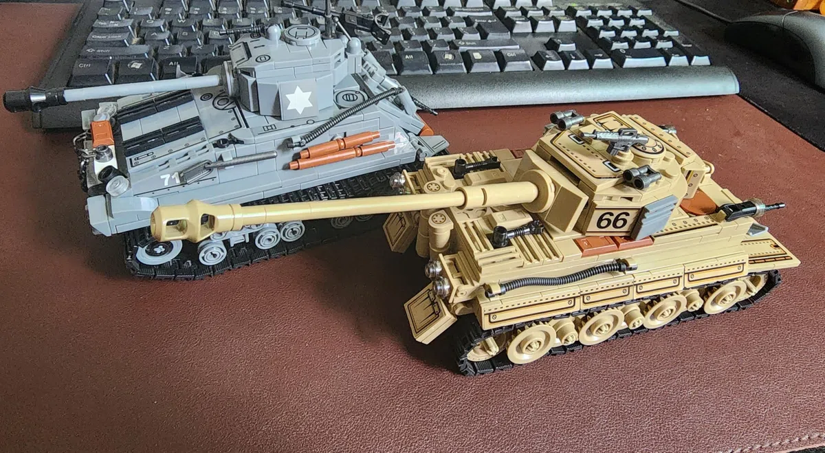 Kit di Costruzione Giocattolo di Carri Armati dell'Esercito WW2 di Cattle, Un Tiger Tedesco e un Modello di Carro Armanto M4 Sherman Americano 1184 Blocchi Giocattolo Militare Regalo per Ragazzi