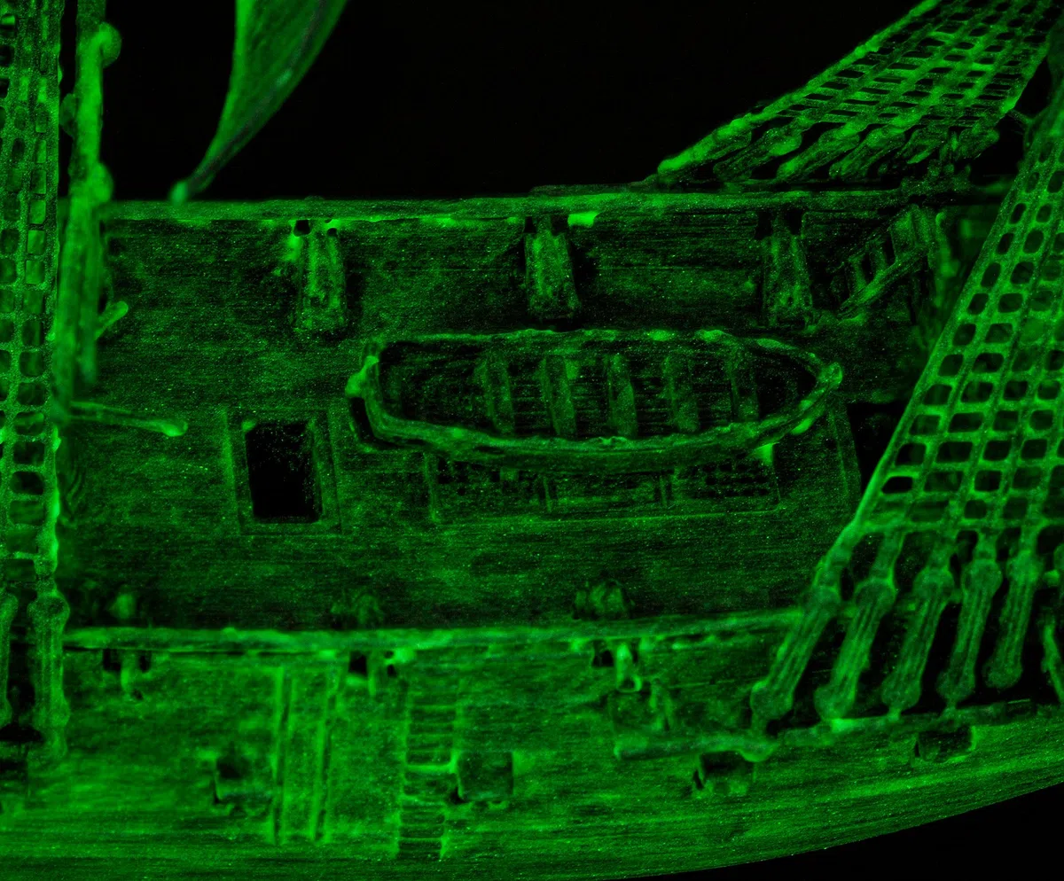 Revell 05435 Nave fantasma con luce notturna, nave pirata, modellino con sistema Easy Click, 10 anni a 99 anni