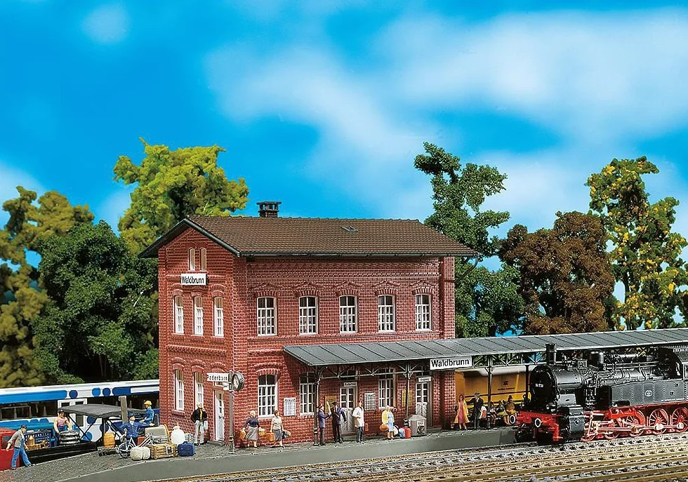 Faller Stazione ferroviaria Waldbrunn Modellino con 82 Pezzi 240 x 125 x 135 mm I Modelleisenbahn Accessori H0 Costruzione I Modelleisenbahn H0 Stazione Ferroviaria
