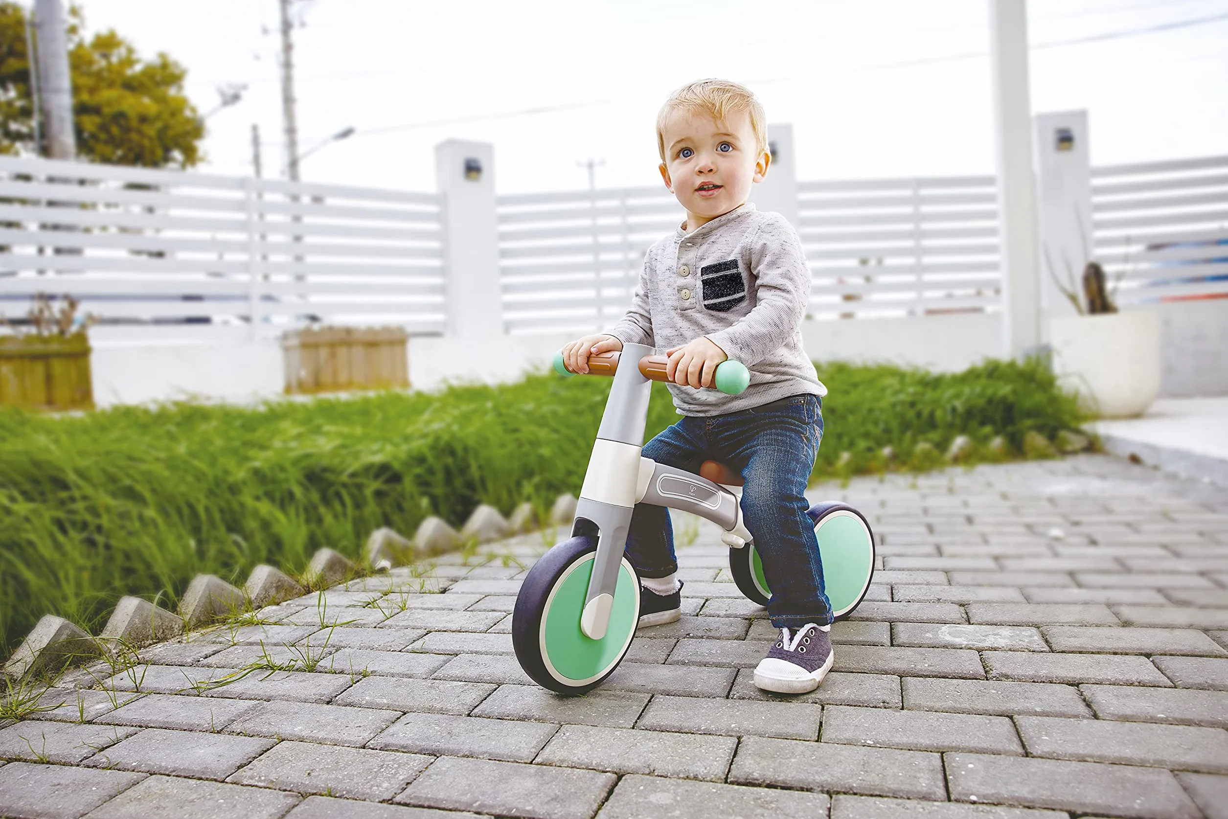 Hape - Triciclo Verde senza pedali | Balance Bike leggera a 3 ruote per migliorare l’equilibrio e le abilità motorie dei bambini dai 18 mesi