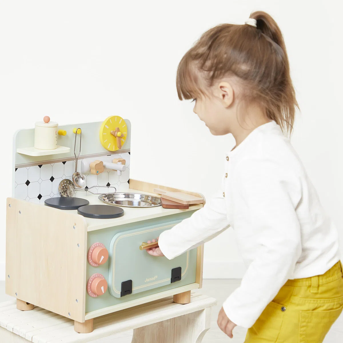 Janod - Cucinino per Bambini in Legno - Cucina per Bambini con Quattro Utensili e 10 Accessori Inclusi - Boutons Rotatifs Sonores - Jouet Imitation et Eveil - da 2 Anni, J06640
