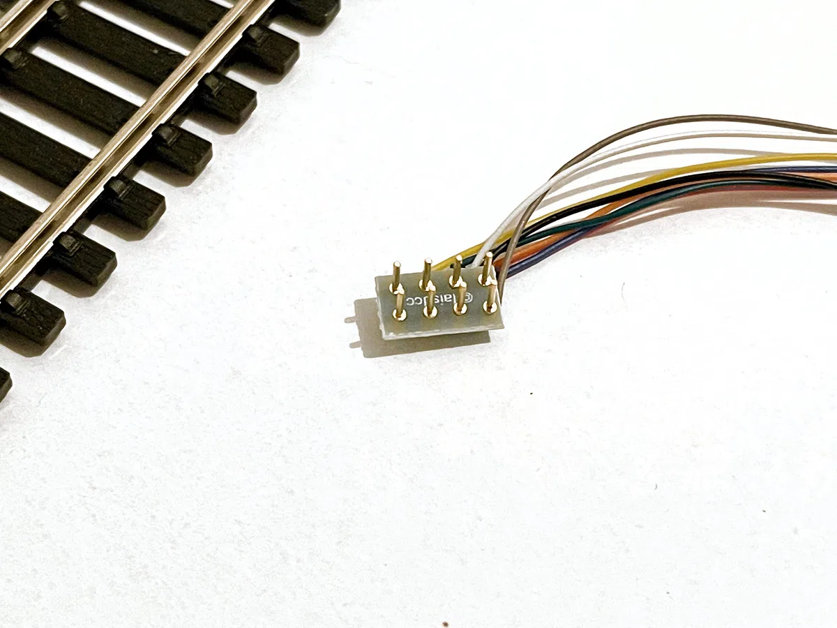 Decoder DCC per locomotiva a 4 funzioni con spina NEM 652 a 8 pin