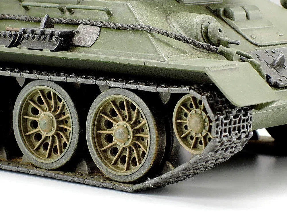 TAMIYA 32599-000 - Kit di costruzione in plastica, 1:48 Rus. Mit. Pz. T-34/85, per modellismo, fai da te, hobby, incollaggio, in plastica, verde scuro