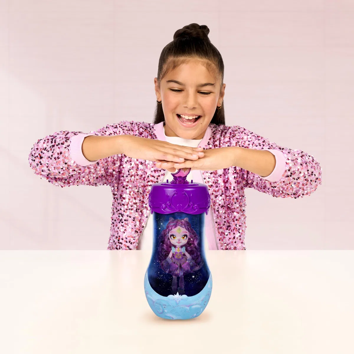 Magic Mixies Pixlings Ora con la rivelazione di luccichio Catlyn, il Pixling dei gatti Imposta una pozione magica e rivela magicamente una bellissima bambola Pixling in una bottiglia di pozione magica