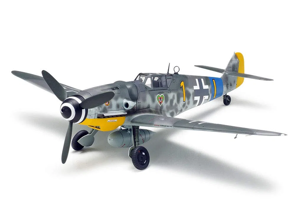 TAMIYA 25204 1:48 Dt. BF109 G-6 & camion 82 - Modellino di modello, kit di montaggio in plastica, riproduzione dettagliata